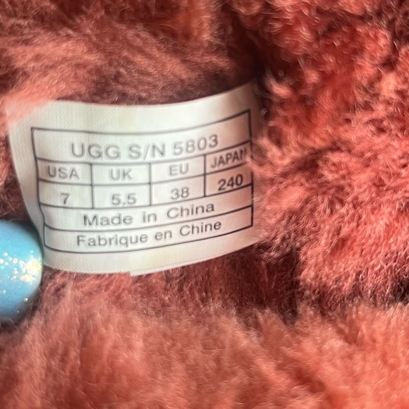 💯 AUTHENTIC- RED BAILEY BUTTON SHORT UGGS - SIZE 7 -ORIGINAL BOX- WORN ONCE !!! - Picture 10 of 10